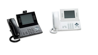 办公室电话集与液晶显示器显示孤立的白色两个办公室电话集与液晶显示器显示孤立的白色