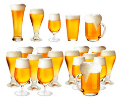 眼镜啤酒与泡沫孤立的白色背景眼镜啤酒与泡沫- - - - - -优秀的质量