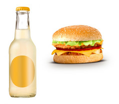 瓶黄色的柠檬水与芝士汉堡孤立的白色背景瓶黄色的柠檬水与芝士汉堡