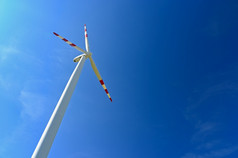 风涡轮风车与蓝色的天空背景概念为行业和生态绿色能源