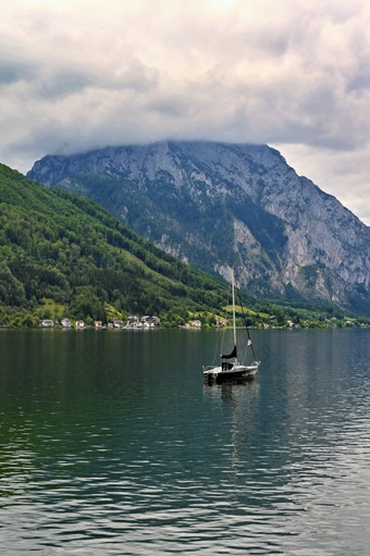 美丽的有雾的和多云的景观与湖和山夏天自然色彩斑斓的背景特劳恩湖湖的奥地利掌声格蒙登