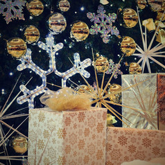 圣诞节摘要色彩斑斓的背景与圣诞节礼物和饰品