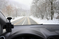 危险的冬天季节与雪的路的室内的车从的司机rsquo点视图危险的交通坏天气