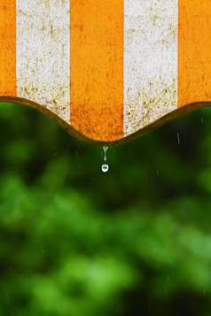 雨雨篷阳台和滴水自然色彩斑斓的背景在春天一天
