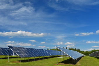 太阳能权力植物概念为电和生态行业高能源<strong>价格</strong>美丽的景观和阳光明媚的一天与蓝色的天空光伏权力植物