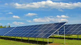 太阳能权力植物概念为电和生态行业高能源价格<strong>美丽</strong>的景观和阳光明媚的一天与蓝色的天空光伏权力植物