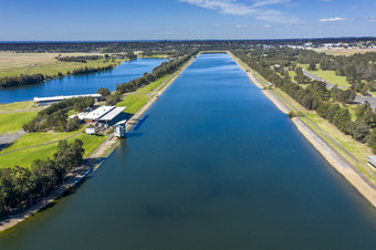 空中视图蓝色的<strong>水</strong>划船中心包围绿色农业字段区域澳大利亚