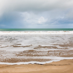 软波的海的桑迪海滩布列塔尼法国软波的海的桑迪海滩