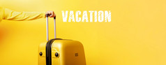 黄色的手提箱和登记假期在黄色的背景旅行概念全景图像