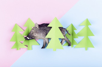 玩具数字野生野猪走的森林图片粉蓝背景概念狩猎的储备