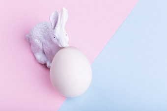 复活节兔子和白色蛋粉蓝背景概念快乐复活节