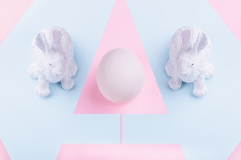 复活节兔子和白色蛋<strong>粉蓝背景</strong>概念快乐复活节