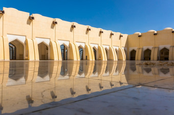 卡塔尔多哈回合谈判谢赫。默罕默德伊本阿卜杜勒wahhab清真寺的蓝色的天空在的内心的院子里内心的院子里的清真寺多哈回合谈判