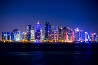 卡塔尔多哈回合谈判摩天大楼与外部照明万里无云的天空和晚上多哈回合谈判摩天大楼和晚上