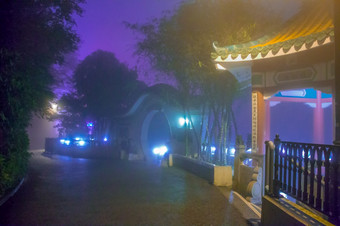 晚上的公园在香港香港凉亭雾和街灯晚上雾的公园在香港香港城市