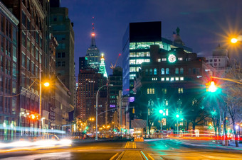 美国新纽约城市晚上曼哈顿十字路口附近库珀广场街灯交通灯和跟踪从车头灯晚上十字路口和街灯