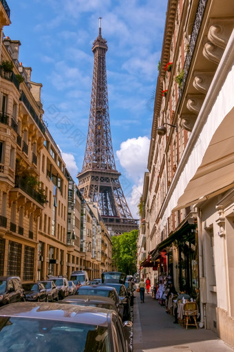 法国巴黎狭窄的城市街夏天阳光明媚的天气的<strong>埃菲尔铁塔</strong>塔狭窄的街巴黎和的<strong>埃菲尔铁塔</strong>塔