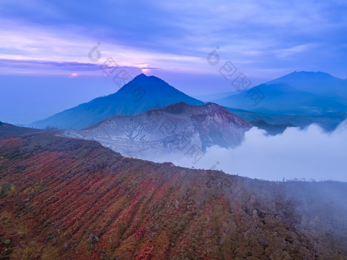 印尼巴厘岛岛早期早....的活跃的火山官网坡与热带植被和黎明在的山空中视图黎明的山坡上的火山官网空中视图