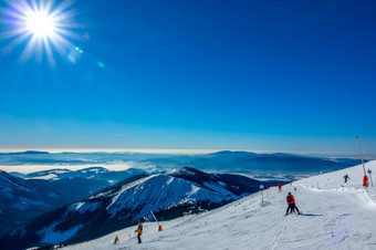 冬天斯洛伐克<strong>滑雪</strong>度假胜地明亮全景视图从的前的白雪覆盖的山和<strong>滑雪</strong>坡与<strong>滑雪</strong>者冬天太阳在山山峰和<strong>滑雪</strong>运行