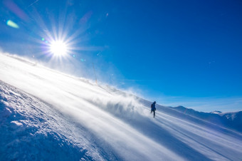 陡峭的滑<strong>雪坡</strong>多风的阳光明媚的天气孤独的认不出来滑雪下<strong>降</strong>和选择很多雪灰尘的背光的太阳滑雪提出了很多雪灰尘的太阳陡峭的滑<strong>雪坡</strong>
