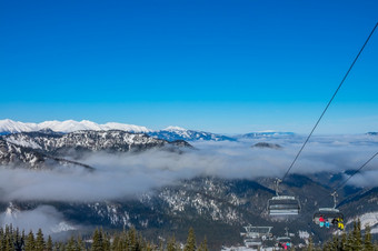 斯洛伐克语滑雪度假胜地明亮蓝色的天空和光雾之间的的山山峰雪闪烁的太阳椅子滑雪<strong>电梯</strong>光雾之间的山峰和椅子<strong>电梯</strong>