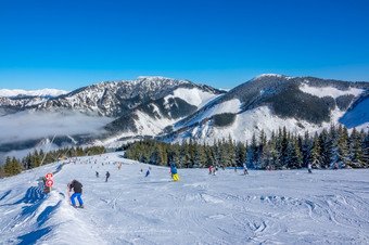 冬天山宽和温柔的滑<strong>雪坡</strong>阳光明媚的天气很多滑雪者光雾的谷很多滑雪者宽和温柔的滑<strong>雪坡</strong>阳光明媚的天气