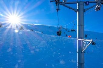 冬天斯洛伐克滑雪度假胜地明亮明亮的太阳在滑<strong>雪坡</strong>视图从的椅子电梯明亮的太阳在滑<strong>雪坡</strong>和椅子电梯