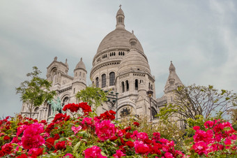 法国巴黎多云的晚上附近的大教堂圣心大教堂红色的玫瑰的前景圣心心大教堂夏天晚上和花