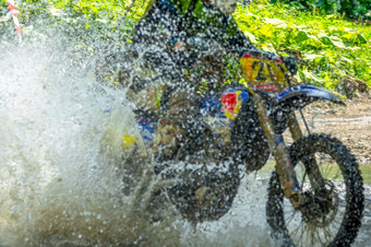 阳光明媚的夏天一天的森林复古运动员克服了浅流与很多溅摩托车复古和很多<strong>水喷雾</strong>