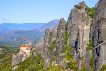 希腊阳光明媚的万里无云的一天在的卡兰巴卡谷山纯粹的墙和迈泰奥拉岩石修道院山墙和修道院的悬崖