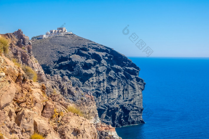 希腊阳光明媚的夏天一天的岩石海岸的地中海海被遗弃的酒店建设前蓝色的悬崖被遗弃的酒店建设前海悬崖