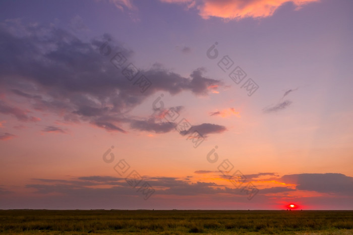 夏天色彩斑斓的日落与照亮云在草原平原色彩斑斓的日落在的夏天草原平原