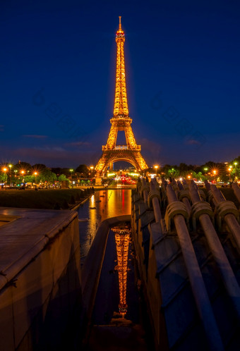 法国夏天晚上巴黎的著名的<strong>埃菲尔铁塔</strong>塔和反射编辑使用只有夏天晚上和的<strong>埃菲尔铁塔</strong>塔与反射