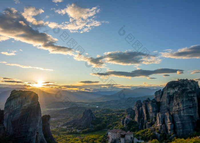 夏天日落的希腊迈泰奥拉修道院的岩石上市联合国教科文组织日落在希腊岩石修道院卡兰巴卡