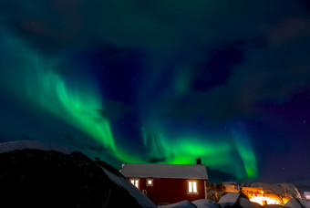 挪威冬天晚上的罗弗敦群岛岛屿极光北欧化工和发光的窗户真实的挪威房子极光北欧化工在挪威房子
