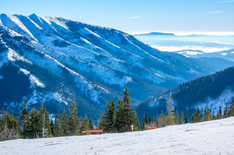 斯洛伐克冬天滑雪度假胜地明亮阳光明媚的天气和蓝色的天空在空滑<strong>雪坡</strong>山山峰和雾的地平线阳光明媚的天气在空滑<strong>雪坡</strong>和山山峰