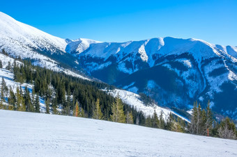 斯洛伐克冬天滑雪度假胜地明亮阳光明媚的天气和蓝色的天空在空滑<strong>雪坡</strong>和山救援阳光明媚的天气在空滑<strong>雪坡</strong>和山救援