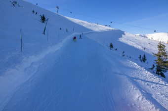 冬天阳光明媚的一天的<strong>滑雪</strong>度假胜地温柔的<strong>滑雪</strong>车道为初学者为<strong>滑雪</strong>下来大弧<strong>滑雪</strong>运行的<strong>滑雪</strong>坡为初学者