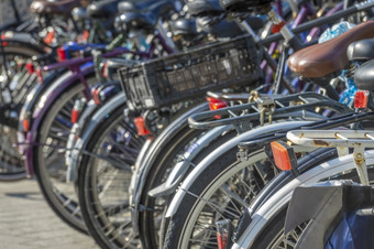 荷兰阳光明媚的一天的自行车停车阿姆斯特丹很多新和老自行车自行车停车与许多自行车阳光明媚的一天