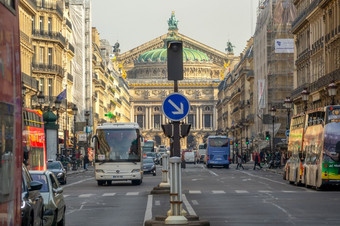 法国阳光明媚的夏天一天巴黎交通一个的主要街道很多旅游公共汽车和汽车很多旅游公共汽车的夏天街巴黎
