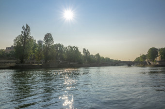 法国明亮的<strong>万里</strong>无云的一天夏天巴黎热太阳在的河他的堤防和桥梁夏天太阳的河他的巴黎