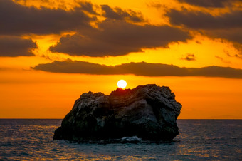 <strong>沿海</strong>石头的平静海明亮的日落颜色多云的天空<strong>沿海</strong>岩石和明亮的海日落颜色