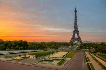 法国巴黎早....的埃菲尔铁塔塔和的特罗卡迪罗广场花园色彩斑斓的天空和云早....附近的埃菲尔铁塔塔