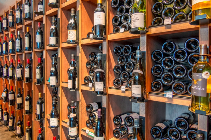 小酒商店巴黎许多白色和红色的葡萄酒的货架上法国酒商店货架上