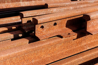 背景和纹理集团生锈的钢Rails堆放桩在户外工业摘要老生锈的Rails