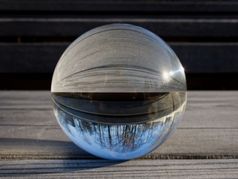 背景和纹理玻璃球木表格部分景观内部玻璃球折射