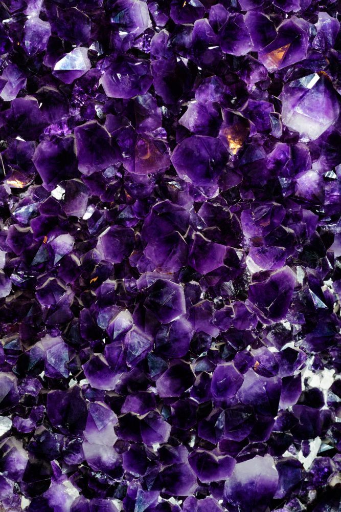 背景和纹理德鲁士族美丽的紫色的紫水晶晶体准宝石的石头自然摘要背景紫色的紫水晶晶体