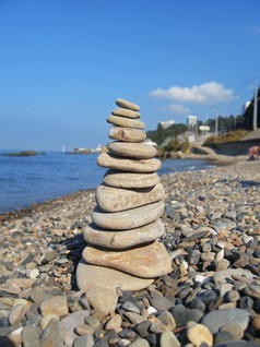 平衡石头的海滨黑色的海海边