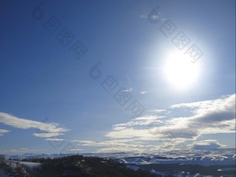 高加索地区山下大太阳而且云