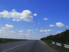 宽高速公路而且草地云在而且蓝色的天空